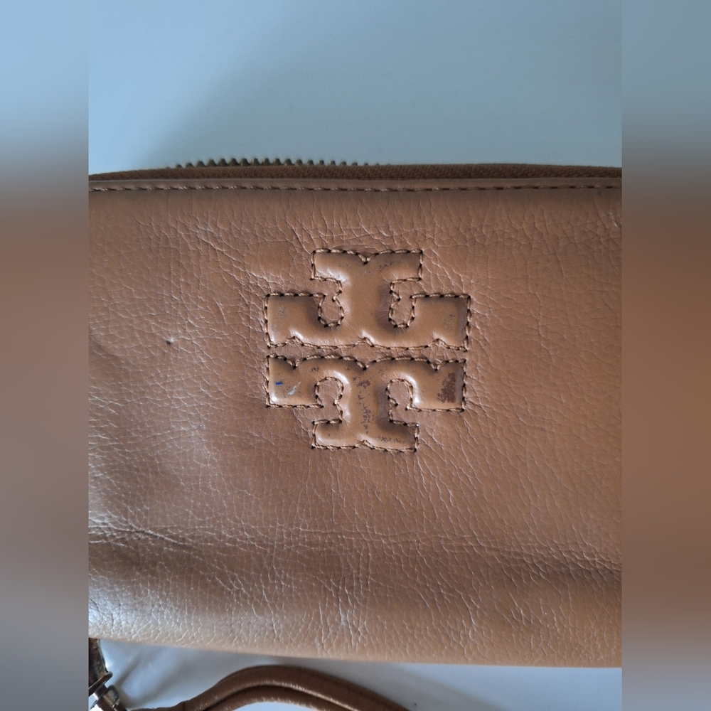 Tory Burch tan leather zip wallet/wristlet with a tassel - Picture 6 of 7
